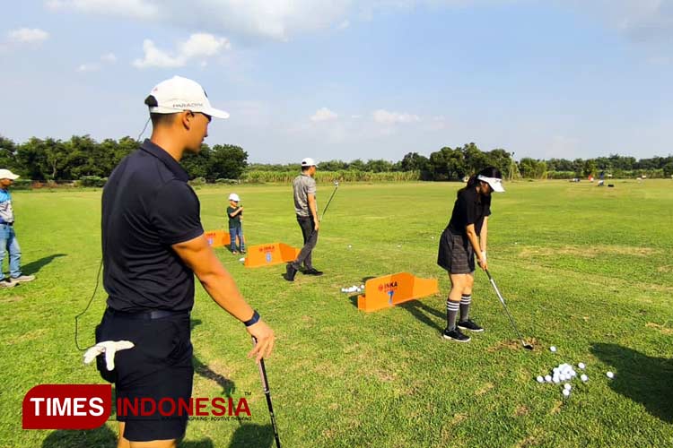 Professional Golfer Asia, Andrew Wirawan saat memberikan coaching clinic dalam event Danlanud Iswahjudi Golf Championship 2024. (Foto: Aditya Candra/TIMES Indonesia)