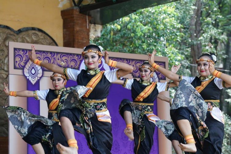 Salah satu grup saat menampilkan tari kreasi tradisional (FOTO: dok Pemkot Kediri)