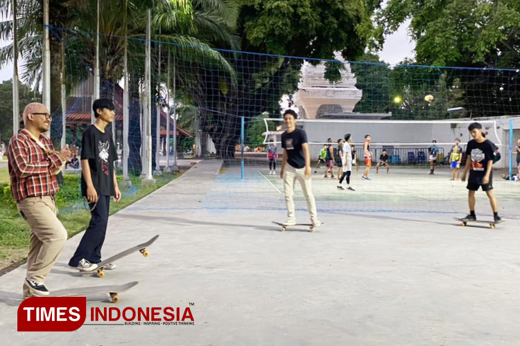 Asyiknya Bermain Skateboard di Taman Blambangan Banyuwangi