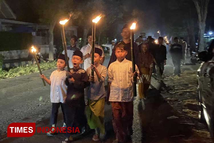 Kemeriahan oncor-ocoran untuk menyambut tahun baru islam di Kelurahan Boyolangu, Giri, Banyuwangi. (Foto: Fazar Dimas/TIMES Indonesia)