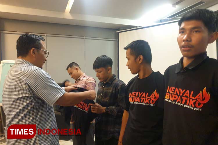 Bacabup dr Asluchul Alif (Kiri) saat bertemu pemuda Kabupaten Gresik. (Foto: Akmal/TIMES Indonesia).