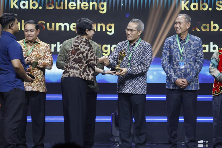 Bupati Bantul Abdul Halim Muslih saat menerima penghargaan Anugerah Merdeka Belajar 2024 di JCC. (foto: Diskominfo Bantul)