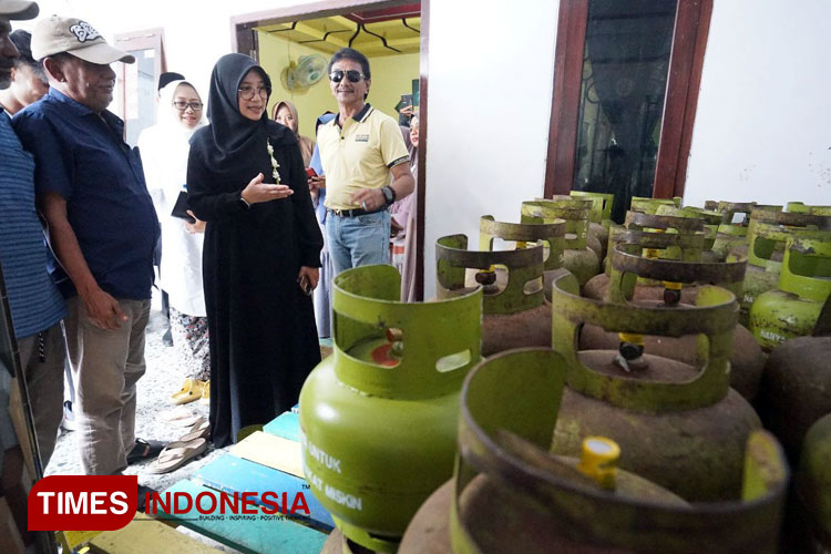 Bupati Banyuwangi Ipuk Fiestiandani Azwar Anas saat turun langsung ke pangkalan elpiji 3 kilogram untuk membuktikan ketersediaannya (Foto: Humas Pemkab Banyuwangi for TIMES Indonesia)