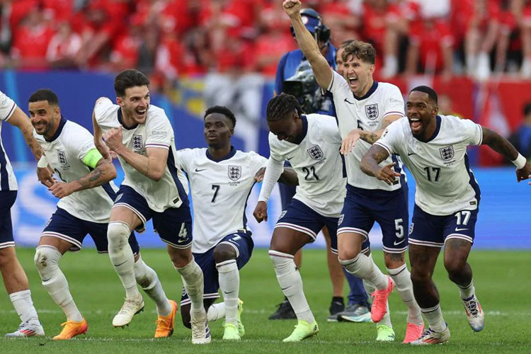 Selebrasi pemain Timnas Inggris usai menang Adu Penalti dengan skor 5-3 (1-1) pada babak perempat final yang berlangsung di Stadion Dusseldorf Arena, Dusseldorf, Minggu (7/7/2024) (Foto: AFP Via uefa.com)