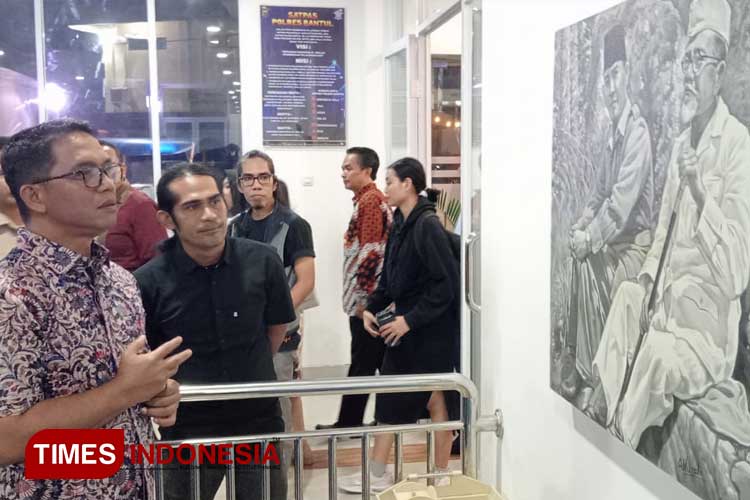 Kapolda DIY Irjen Pol Suwondo Nainggolan melihat karya lukisan para Seniman Jogja di Gedung Satpas Satlantas Polres Bantul (foto: Edis/TIMES Indonesia)