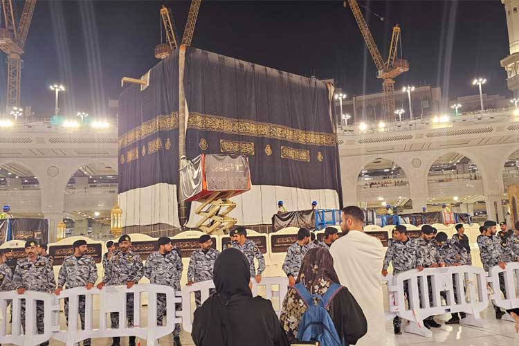 Penggantian Kiswah Ka'bah: Momen Sakral di Malam 1 Muharram 1446 H
