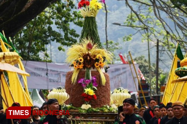Menengok Larungan 1 Suro di Telaga Ngebel, Tradisi Syukuran Masyarakat Ponorogo