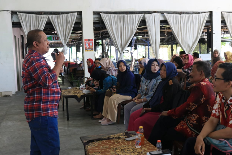 Mohammad Bakrie dari Otoritas Jasa Keuangan (OJK) Kantor Regional 4 Jawa Timur saat menjelaskan kepada pelaku UMKM untuk benar-benar waspada dalam transaksi secara online. (Foto: dok OJK)