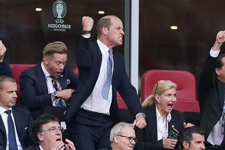 Beginilah saat Pangeran William, calon pewaris Tahta Kerajaan Inggris menyalurkan emosinya saat menyemangati tim nasional Inggris untuk meraih kemenangan adu penalti yang menegangkan atas Swiss di piala Eropa 2024.(FOTO: Daily Mail/ENP)