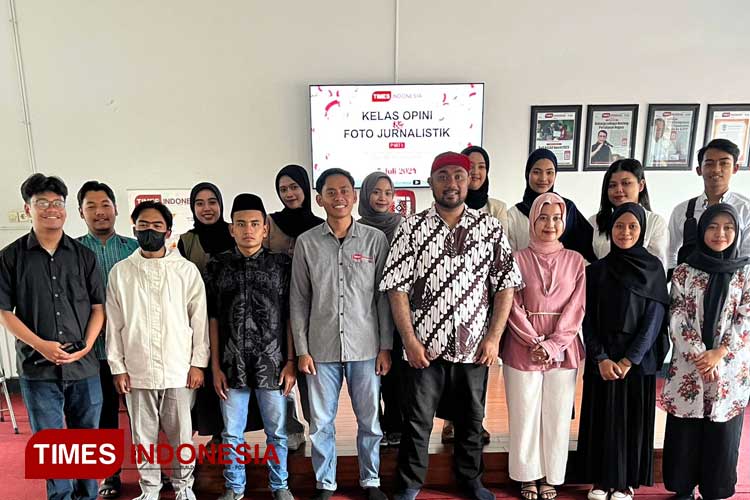 Pemateri dan Peserta pada Kelas Opini & Foto Jurnalistik di Kantor TIMES Indonesia. (FOTO: Nadya Shafira Putri/TIMES Indonesia)