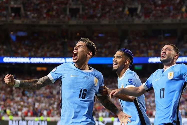 Pemain Urugay Mathias Olivera dan kawan kawan lolos ke semifinal Copa America 2024 usai menyingkirkan Brasil lewat adu penalti. (foto: ANTARA/Getty Images via AFP/Michael Reaves).