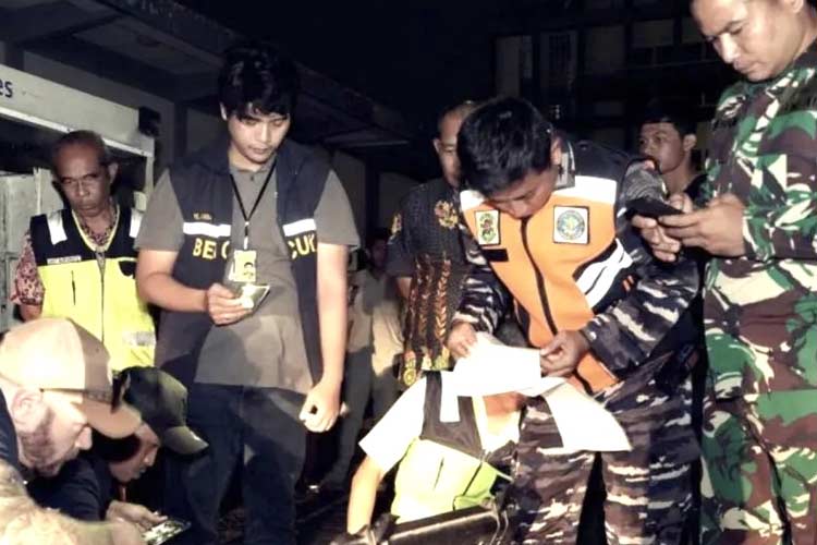 Prajurit pasukan khusus Angkatan Laut Amerika Serikat (US SOPAC/US Navy Seal) tiba di Pangkalan Udara TNI AL (Lanudal) Juanda. (Foto: Antara)
