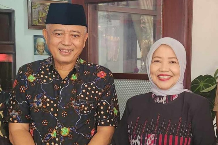 Bupati Malang, HM Sanusi, bersama Latifah Shohib, dalam kesempatan kunjungan silaturahmi nldi Rumah Dinas Bupati Malang, Jalan Gede, Kota Malang, belum lama ini. (Foto dok. )