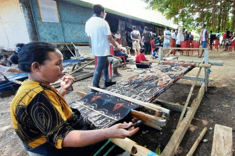Tenun-Ikat.jpg