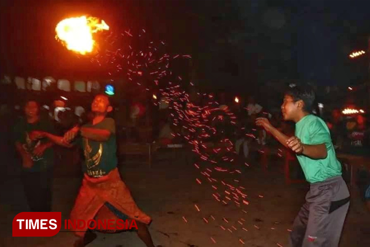 Rahasia Ritual Agar Tidak Terasa Panas di Balik Tradisi Brojo Geni Pacitan