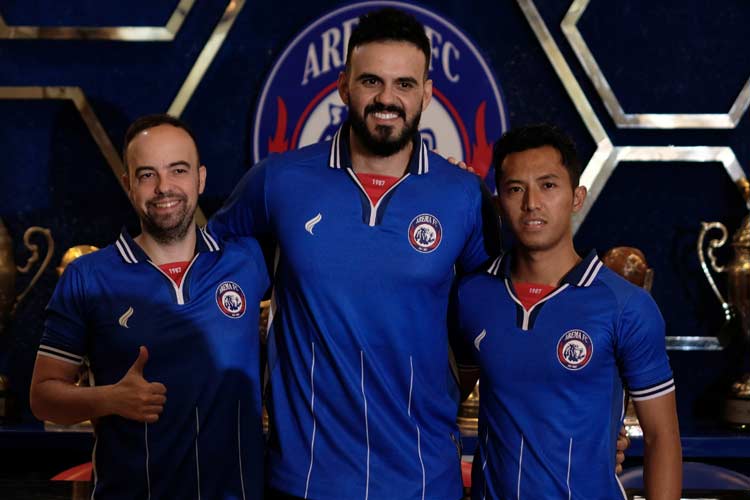Arema FC Kenalkan 3 Wajah Baru: Dua Pemain dan Satu Pelatih Kiper