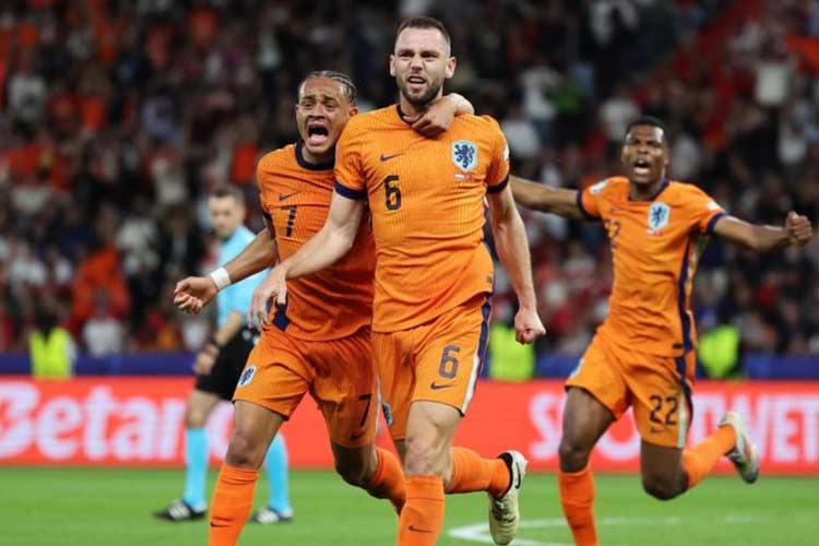 Belanda melaju ke semifinal Euro 2024 usai menyingkirkan Turki 2-1. (foto: UEFA vis Getty Images)
