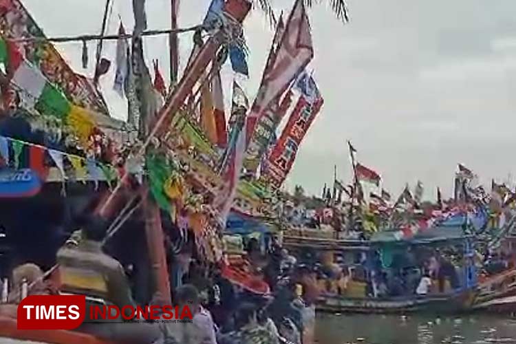 Ribuan warga antusias mengikuti prosesi sedekah laut di asemdoyong Pemalang (Foto: Ragil)