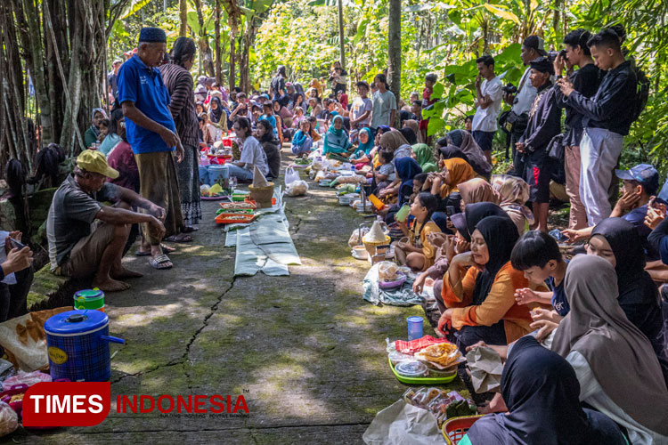 tradisi-satu-suro-nguras-Sumur-Blandung-a.jpg