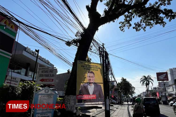 Baliho bergambar tokoh calon Wali Kota Malang di Jalan MT Haryono Kota Malang, Jumat (5/7/2024). (foto: Valentina Kusmila Putri/TIMES Indonesia)