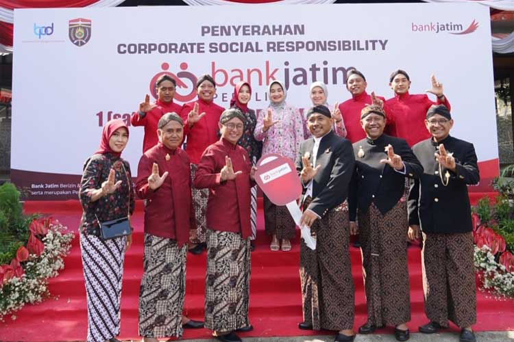 HUT ke-666 Ngawi, Bank Jatim Serahkan Satu Unit Mobil Pemadam Kebakaran ke Pemkab Ngawi