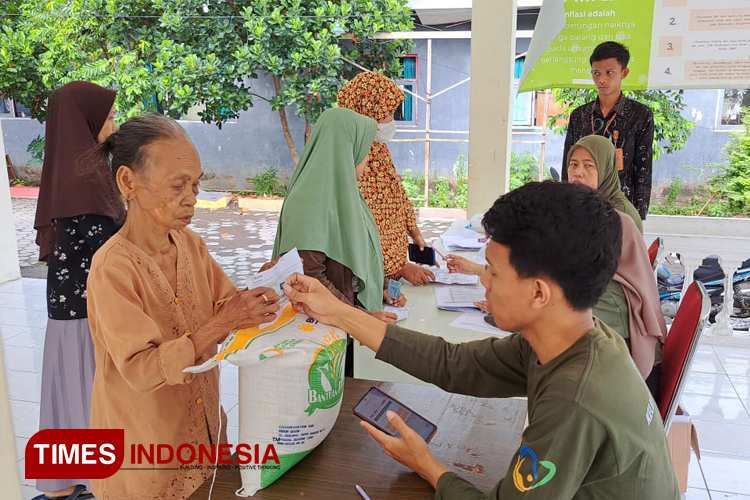 Petugas membagikan bansos kepada warga di Tegalgede, Jember. (M. Abdul Basid/TIMES Indonesia)