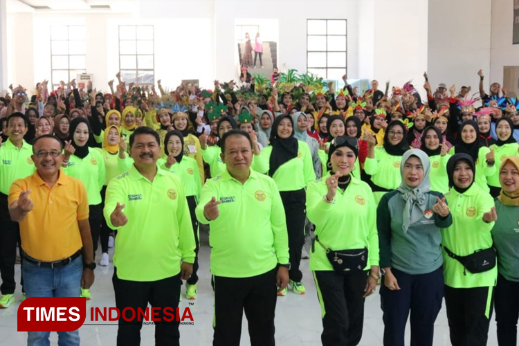 Bupati Jember Hendy Siswanto berfoto bersama peserta Lomba Senam Piala Bupati 2024. (M. Abdul Basid/TIMES Indonesia)