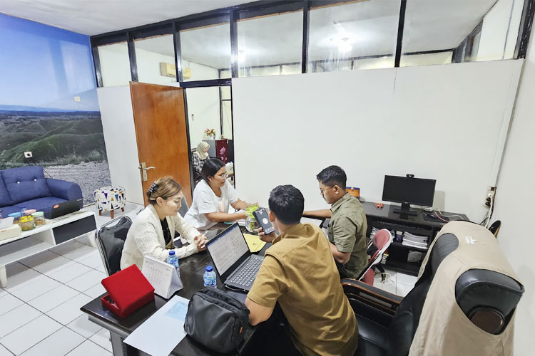 Salah satu saksi kasus CBP Bulog Waingapu saat menyerahkan uang sitaan yang dterima langsung oleh Tim Kejati NTT.(FOTO: Penkum Kejati NTT)