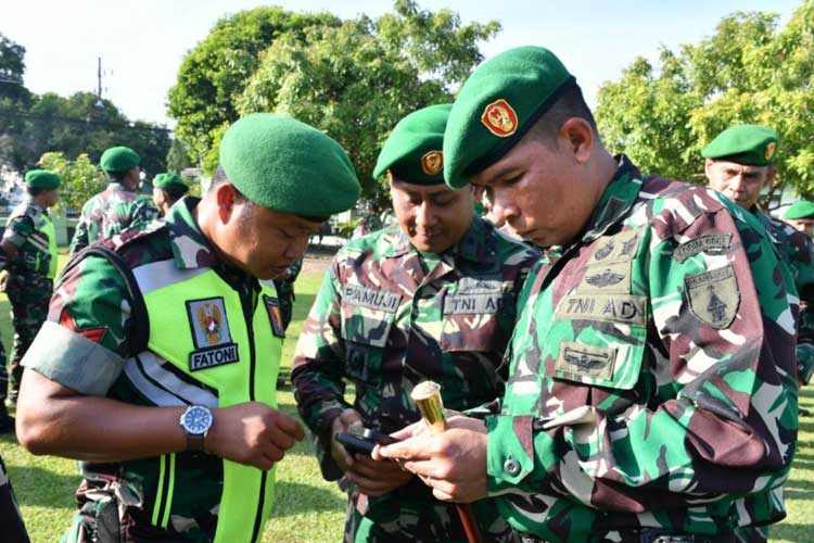 Dipimpin langsung Dandim Ponorogo Letkol Inf Dwi Soerjono periksa ponsel prajurit terkait judi online. (Foto: Humas Kodim Ponorogo)