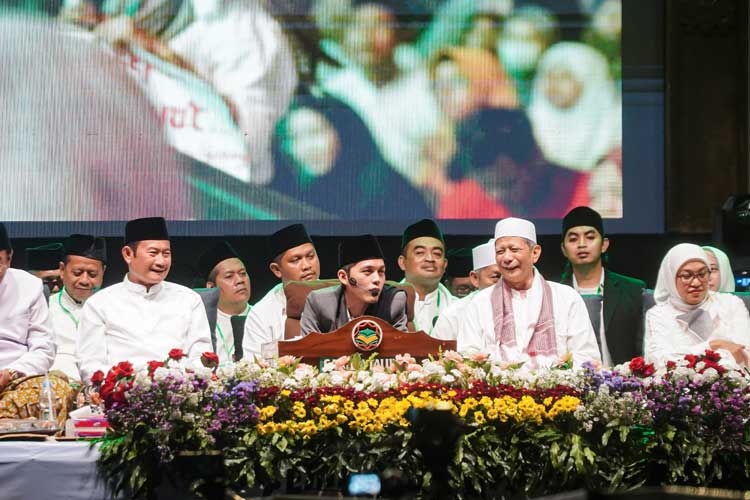 Gus Iqdam, memberikan ceramah dalam peringatan Tahun Baru Islam 1446 H, dan rangkaian HJL ke 456 di Alun-Alun Lamongan, Sabtu, (6/7/2024). (FOTO: Humas Kominfo for Times Indonesia)