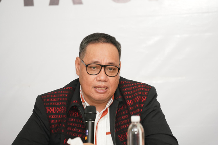 Anggota Bawaslu Herwyn JH Malonda saat memberikan arahan kepada Panwascam se-kota Cirebon, Sabtu (6/7/2024). (foto: Bawaslu RI)
