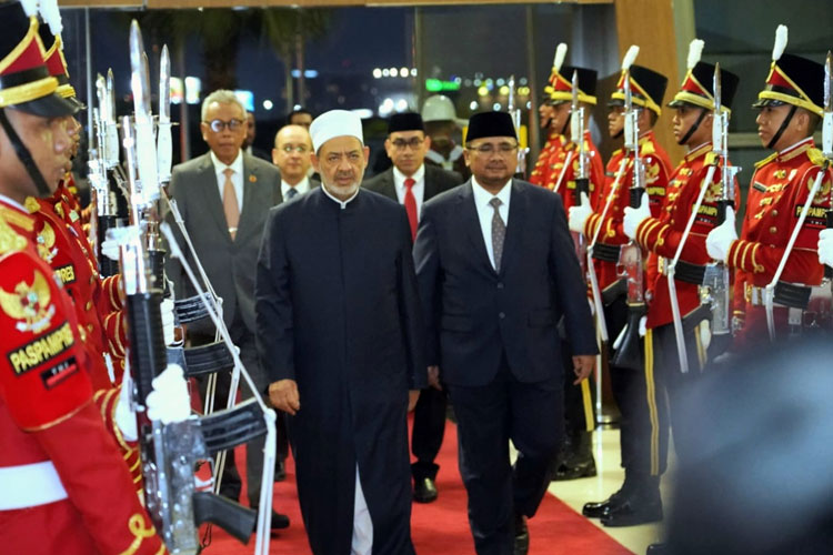 Grand Syekh Al Azhar, Imam Akbar Ahmed Al Tayeb tiba di Indonesia disambut Menag RI, Yaqut Cholil Qoumas. (FOTO: Kemenag RI)