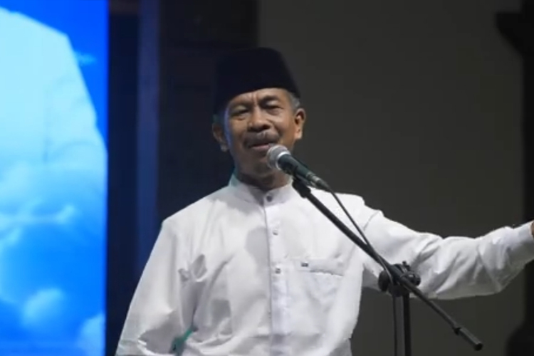 Kepala Satpol PP Kabupaten Lamongan, Jarwito memberikan sosialisasi gempur rokok ilegal di momen Ngaji Bareng Gus Iqdam, dalam rangka peringatan 1 Muharram 1446 H, dan HJL ke-455, di Alun-Alun Lamongan Sabtu, (6/7/2024).