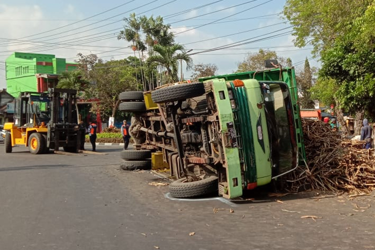 Gegara Kelebihan Muatan, Truk Tebu di Kota Malang Terguling