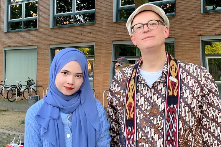 Lita Patimah bersama Prof. Dr. Christoph Enders sebagai dosen di Universität Leipzig selama Lita di Jerman, sekaligus Moderation saat presentasi. (Foto: Dok. Istimewa)