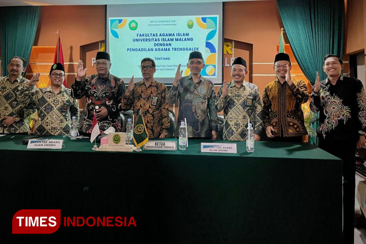 Sesi foto bersama usai penandatanganan MoU program studi Hukum Keluarga Islam FAI Unisma Malang dengan Pengadilan Agama Kab. Trenggalek. (FOTO: AJP TIMES Indonesia)