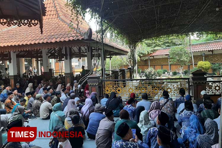 Ribuan Peziarah Padati Makam Hadratusyaikh KH Hasyim Asy'ari di Tebuireng Jombang