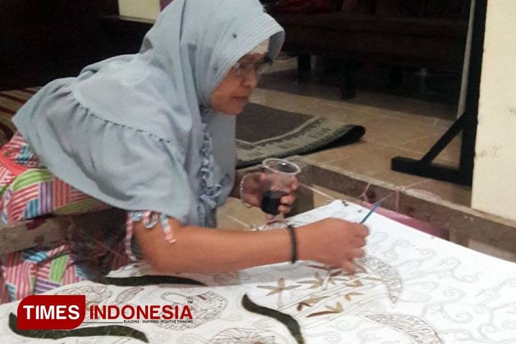 Bersama Suami, Pembatik Donomulyo Angkat Modangan dan Satwa Langka dalam Motif Batiknya