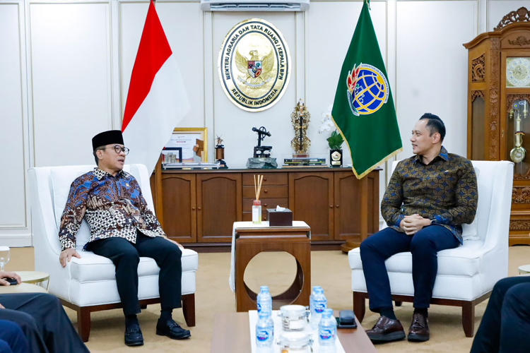 Wakil Ketua MPR RI Yandri Susanto bersama Menteri Agraria dan Tata Ruang/Kepala Badan Pertanahan Nasional (Menteri ATR/BPN) Agus Harimurti Yudhoyono. (foto: dok MPR RI)