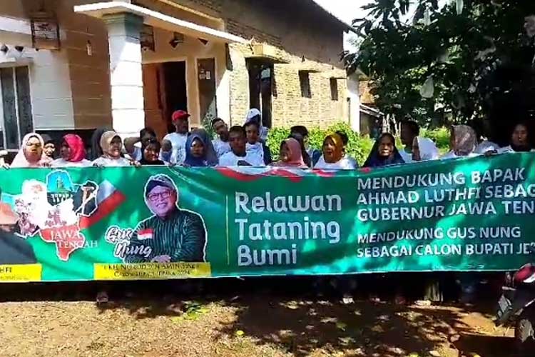 Relawan yang tergabung dalam tataning bumi di 16 kecamatan di kabupaten Jepara deklarasikan dukungan untuk cagub jateng Ahmad Luthfi dan Cabup Gus Nung menjadi cabup Jepara. (FOTO: Titis Yona For TIMES Indonesia)
