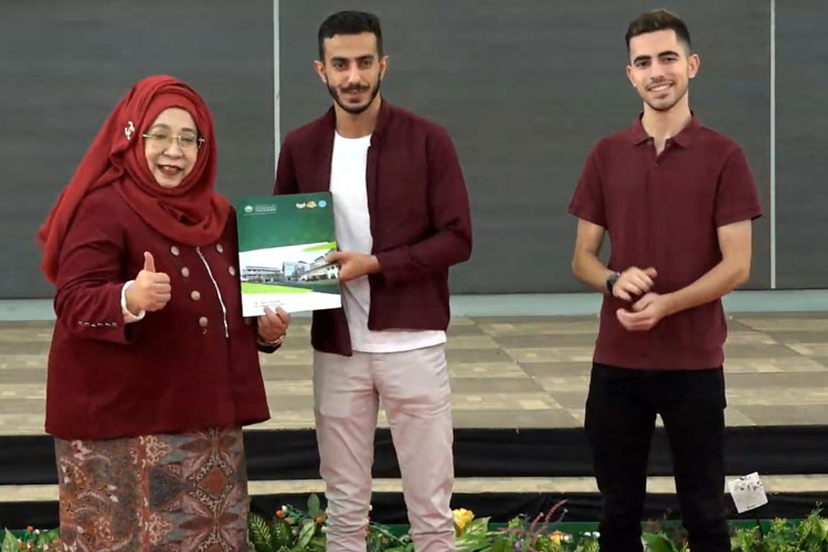 2 Mahasiswa Unisma Asal Palestina Dapat Kado 1 Muharrom Dari FEB