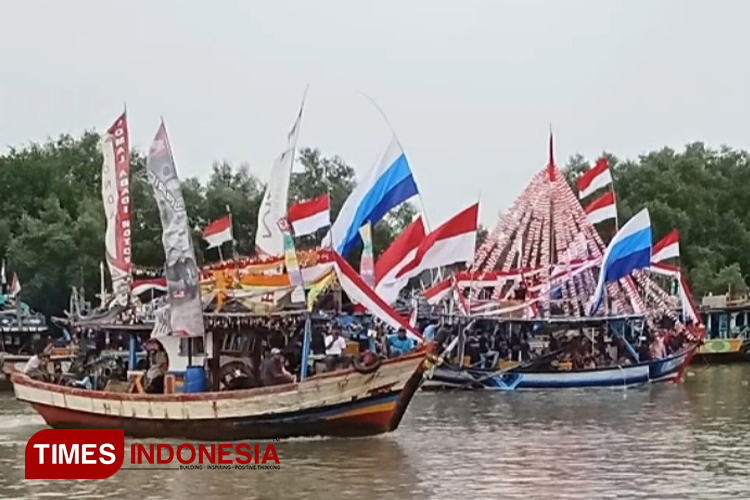 Suasana keramaian sedekah laut atau Baritan di Pemalang (Foto: Ragil/TIMES Indonesia)