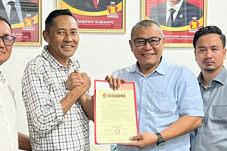 Aris Suharyanta saat menerima surat tugas dari DPP Gerindra yang diserahkan Ketua DPD Gerindra DIY Danang Wicaksana Sulistya, Senin (9/7/2024). (Foto: Gerindra DIY)