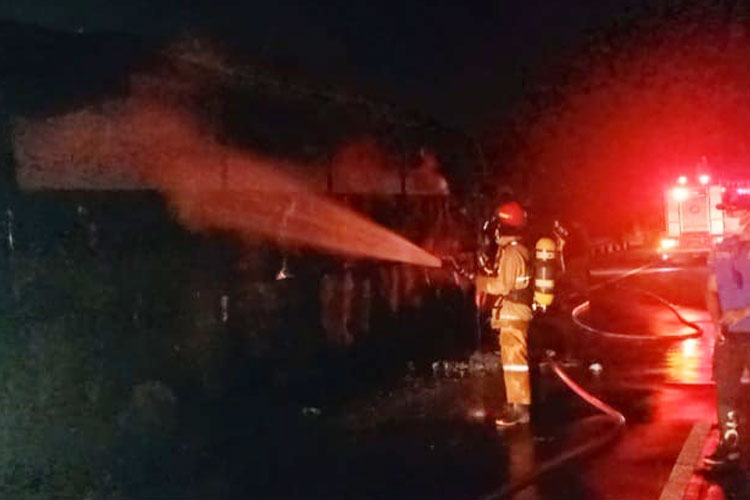 Bus Gunung Harta Terbakar di Tol Jombang-Mojokerto