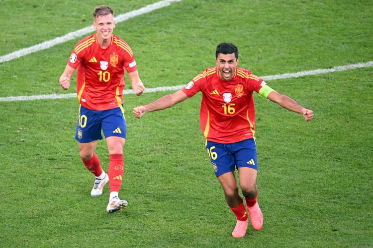 Penyerang Spanyol #10 Daniel Olmo dan gelandang Spanyol #16 Rodri merayakan setelah memenangkan pertandingan sepak bola perempat final UEFA Euro 2024 antara Spanyol dan Jerman di Stuttgart Arena di Stuttgart pada Jumat (5/7/2024). (Foto: ANTARA/AFP/K