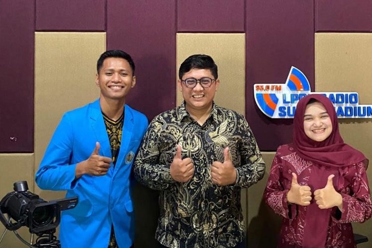 Mahasiswa Diaz Arsyi Firdana, dosen Agung Dwi Darmawan, S.Pd, M.Pd. dan Kak Amanda penyiar Radio Suara Madiun. (Foto: Humas UNIPMA for TIMES Indonesia)