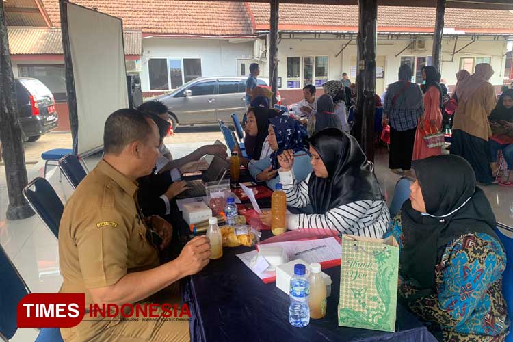 Sejumlah pelaku UMKM mendapatkan pelayanan perizinan dari petugas Diskopum Jember. (FOTO: M. Abdul Basid/TIMES Indonesia)