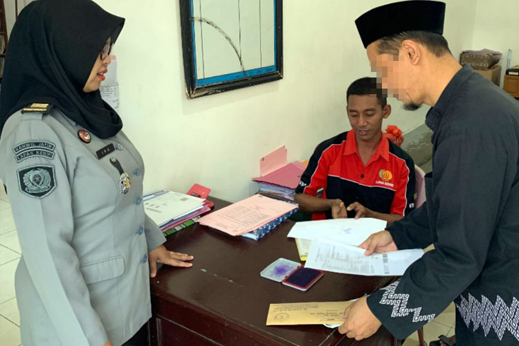 HS (kanan baju hitam) sebelum meninggalkan Lapas Kediri (foto : dok Lapas Kediri) 