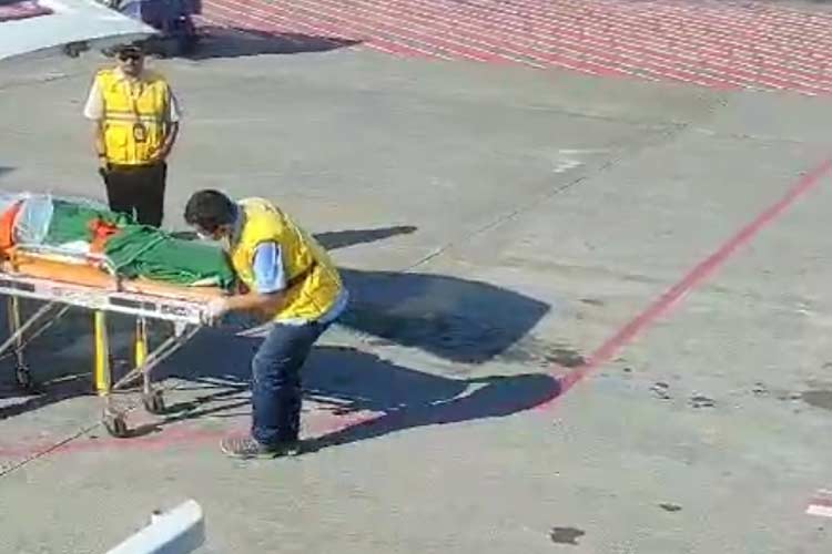 Jenazah Sukirah jemaah haji asal Kabupaten Jombang yang meninggal di pesawat sebelum tiba di Desa Kepatihan, Jombang. (Foto: Tangkapan Layar Video Kemenag Jombang)