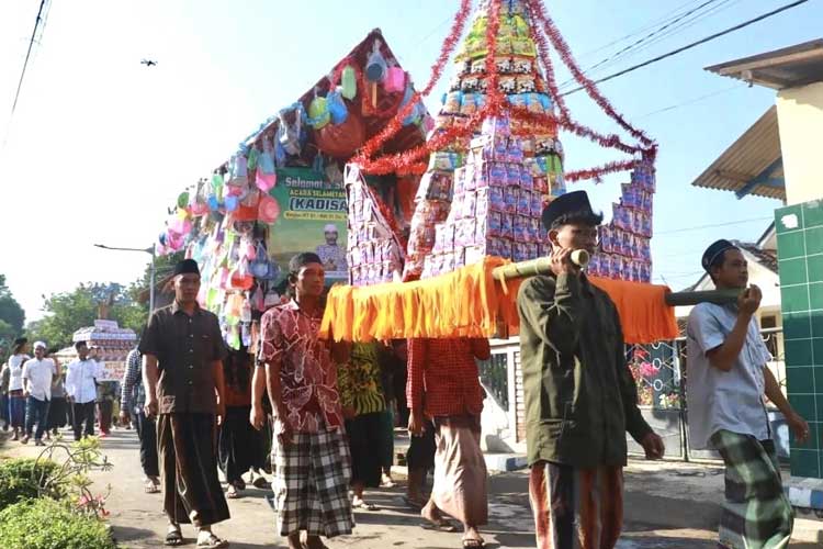 Kirab jodang digelar meriah oleh masyarakat Desa Krejengan. (Foto: Syamsul Akbar for TIMES Indonesia)